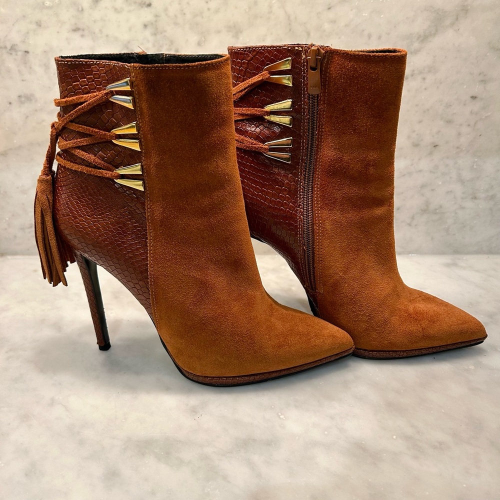Chic Tan Heeled Boots with Tassel Detail.